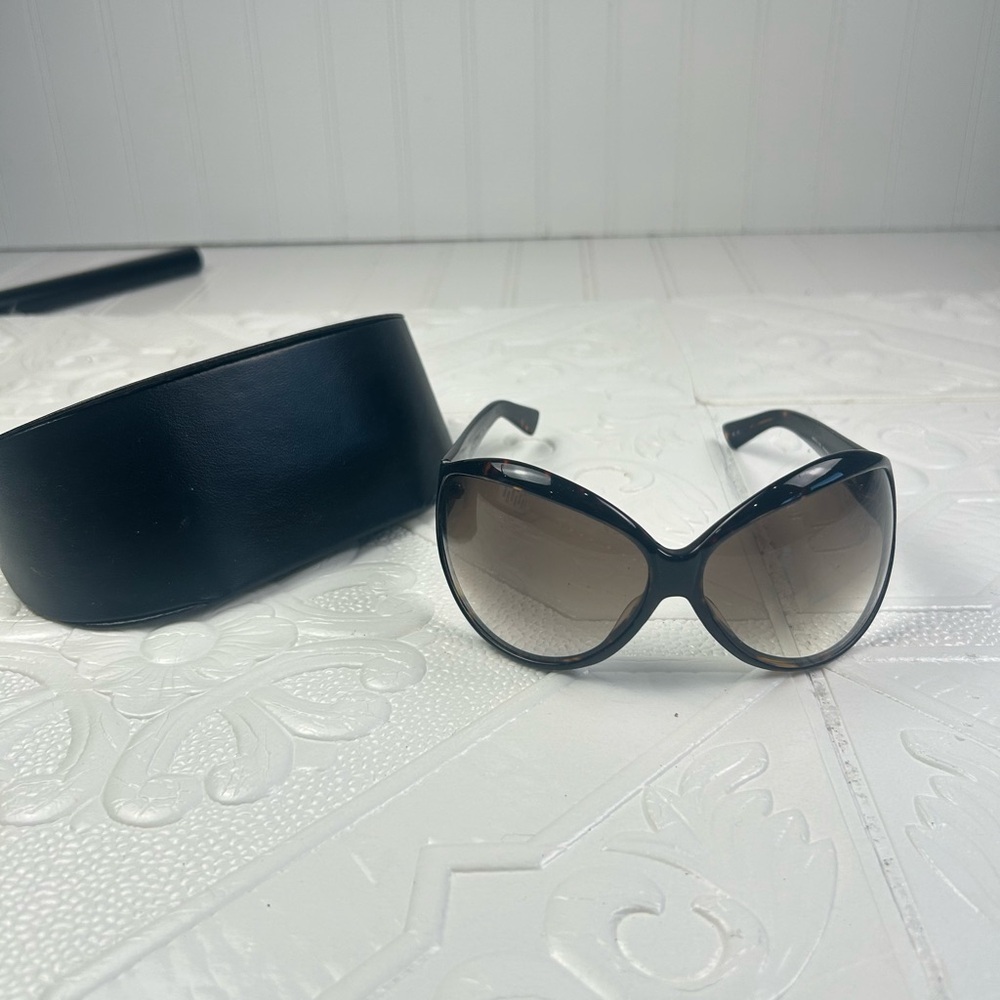 Vera Wang Womenโs Oversized Sunglasses Black Frame Brown Gradient Lenses w Case - Picture 2 of 7